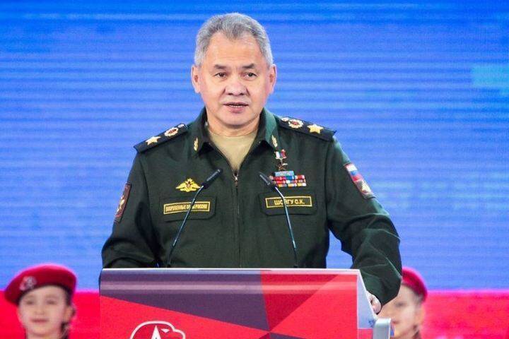 Шойгу рассказал об укомплектованности российской армии контрактниками