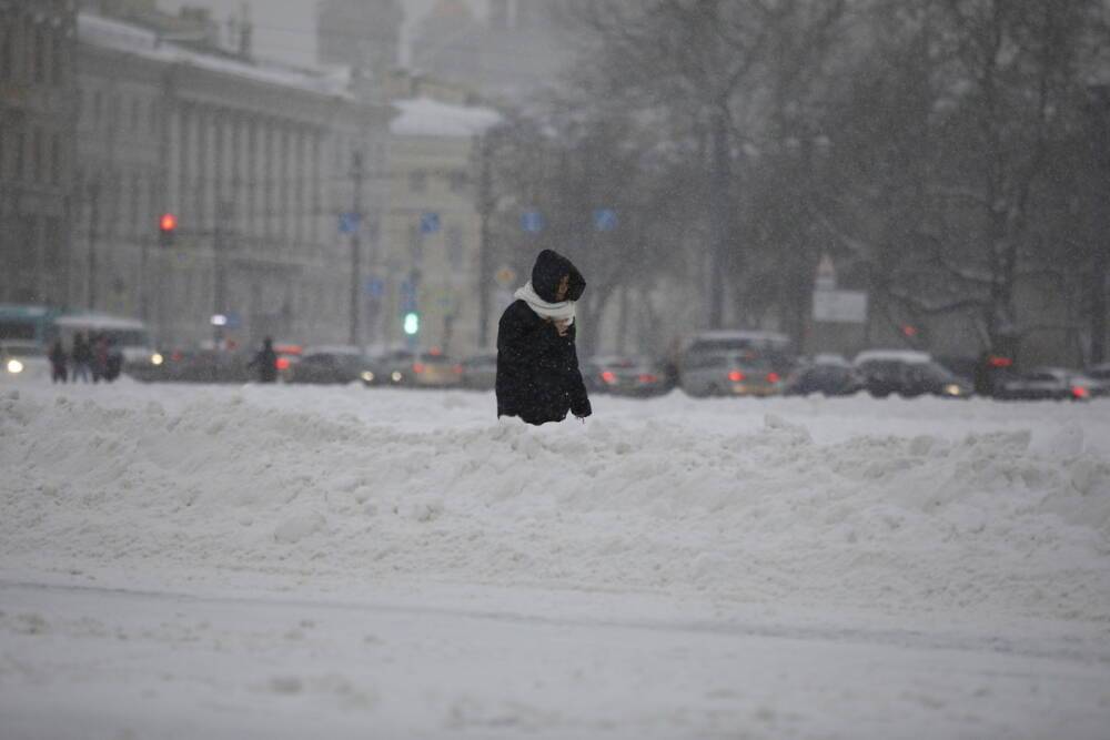 Сильный ветер и снегопад ожидаются в Петербурге 23 декабря
