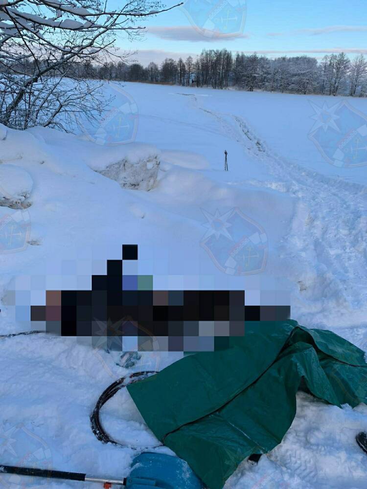 Окоченевшее тело мужчины достали из озера во Всеволожском районе