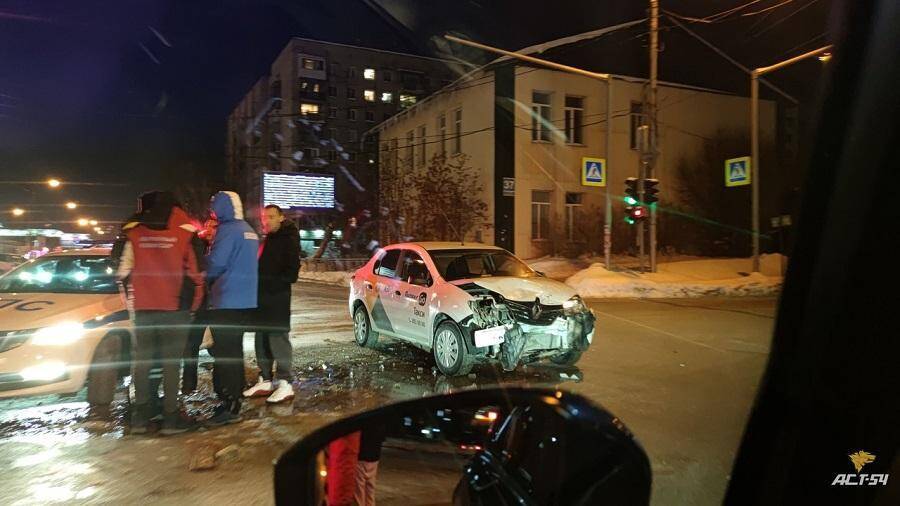 В Новосибирске участники ДТП устроили потасовку, выясняя, кто виноват в аварии