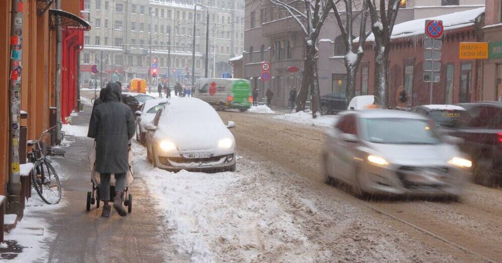 Рижская дума планирует привлечь полицию к уборке тротуаров от снега