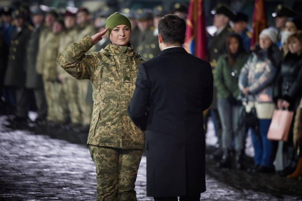 В Украине женщин отдельных профессий обязали встать на воинский учет