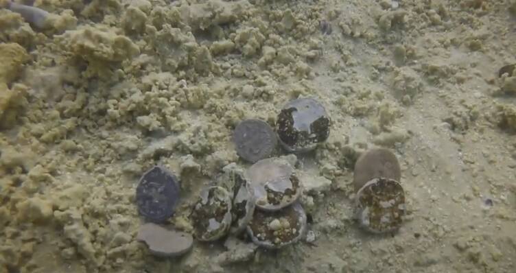 Израильские археологи нашли сотни древних монет у побережья Кесарии