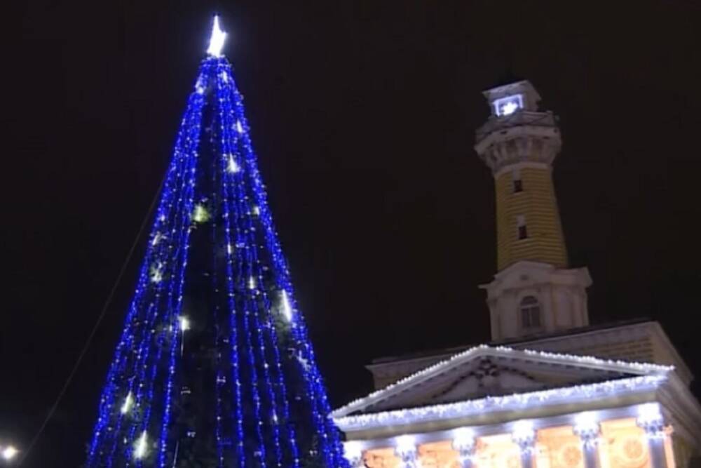 Новый Год уже на подходе: в Костроме зажигаются ёлки