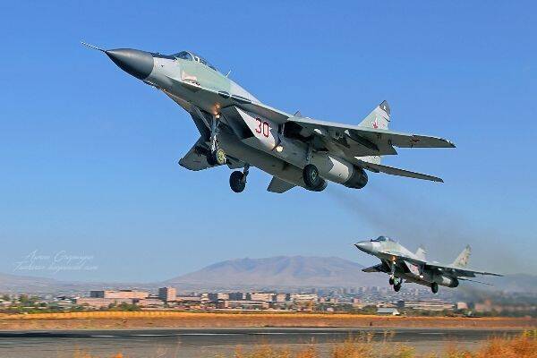 Российские МиГ-29 перехватили условного противника в небе Армении