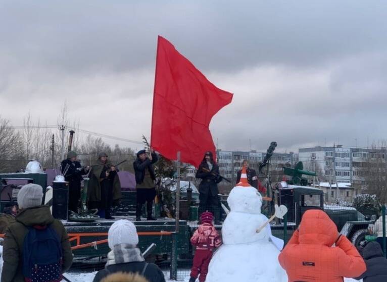 В Ленобласти Новый год празднуют «Елкой Победы» с метанием валенок и гонками на скутерах