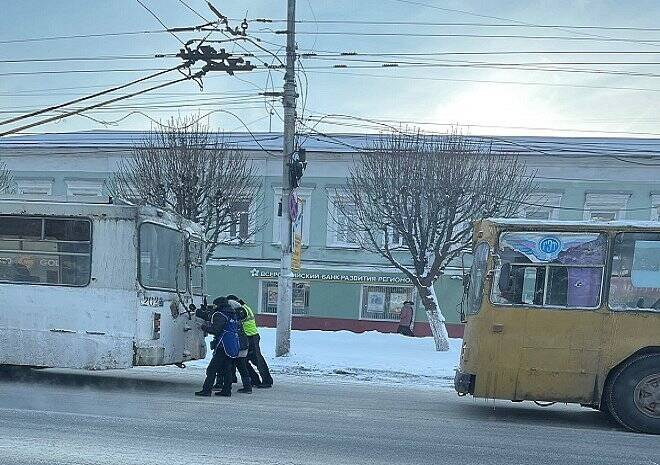 В центре Рязани засняли водителя и кондуктора, которые толкали троллейбус в мороз