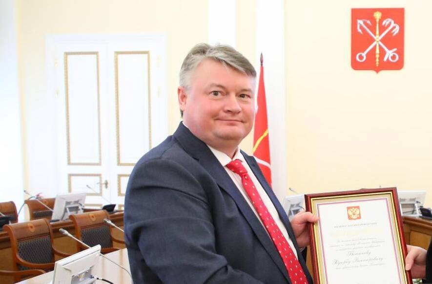 Вице-губернатора Петербурга наградили грамотой и уволили