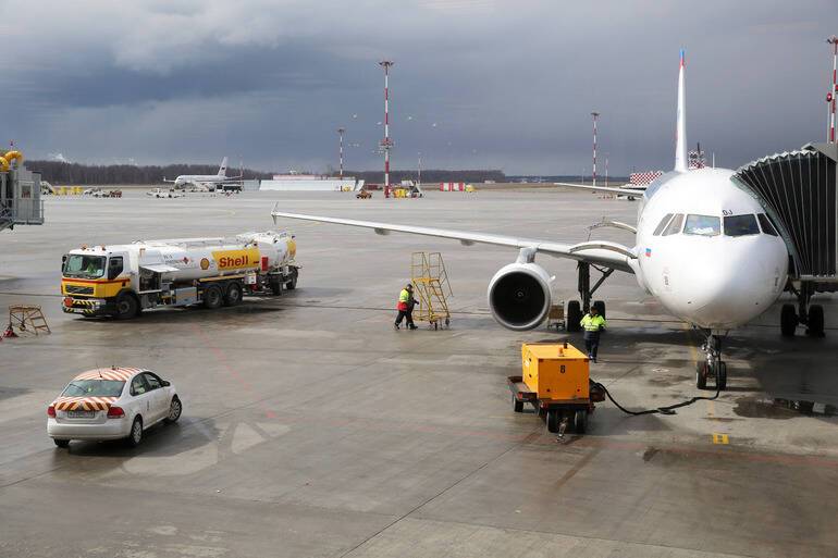 Самолет из Самары не смог с первого раза сесть в Пулково, в городе снегопад