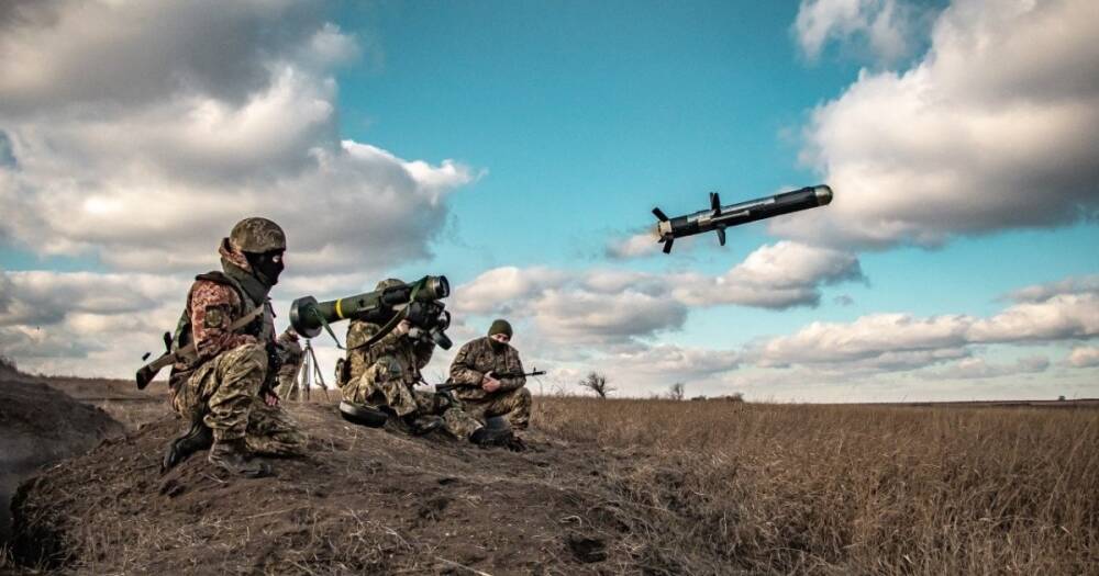 Решетки россиянам не помогут: на Донбассе из Javelin уничтожили "танк РФ" с защитой на башне