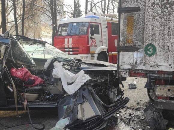 В Москве легковушка врезалась в остановившийся грузовик: погибла женщина, водитель тяжело ранен