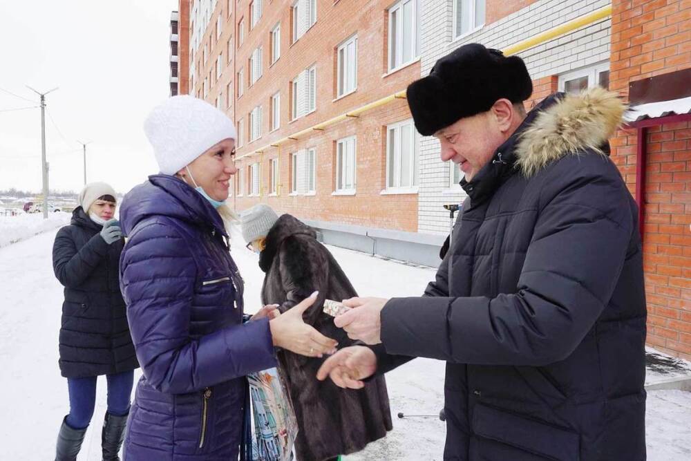 В Кимовском районе вручили ключи от квартир переселенцам из аварийного жилья
