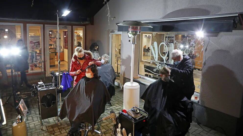 Из-за карантинных правил парикмахеры вынуждены стричь клиентов на улице в мороз