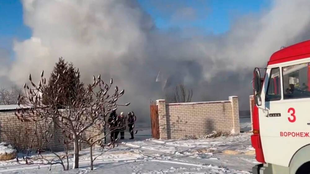 В Воронеже частный сектор заволокло дымом из-за вспыхнувшей иномарки: появилось видео