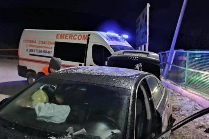 В Новороссийске иномарка влетела в забор, пострадали два человека