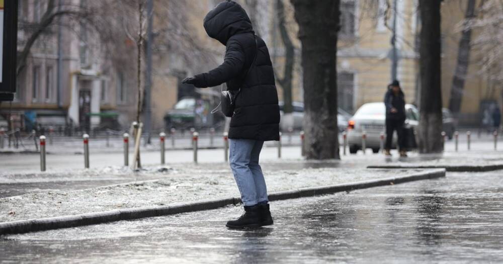 Гололед и сильный ветер: спасатели предупредили об опасных погодных условиях в Украине