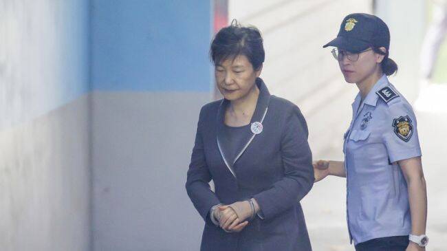 Осужденная за коррупцию экс-президент Южной Кореи выйдет из тюрьмы по амнистии