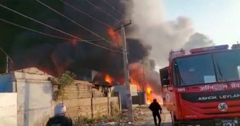 Крупный пожар произошел на химическом заводе в Индии