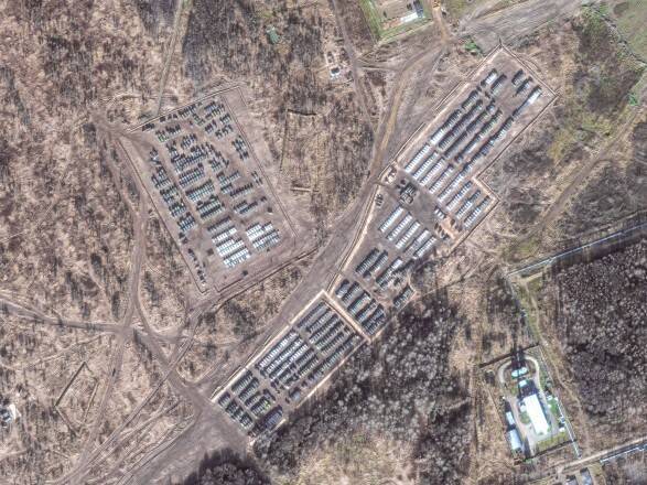 Россия продолжает наращивать войска у границ Украины: Bloomberg показал спутниковые снимки