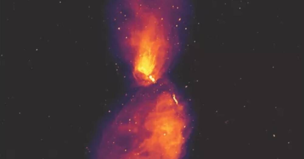 Радом с Млечным Путем извергается черная дыра: плазму разбросало на миллион световых лет (фото)