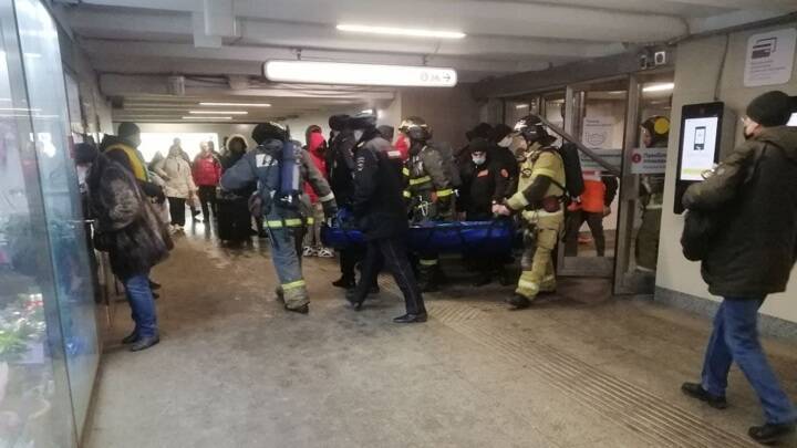 Мужчину спасли после падения на рельсы в столичном метро