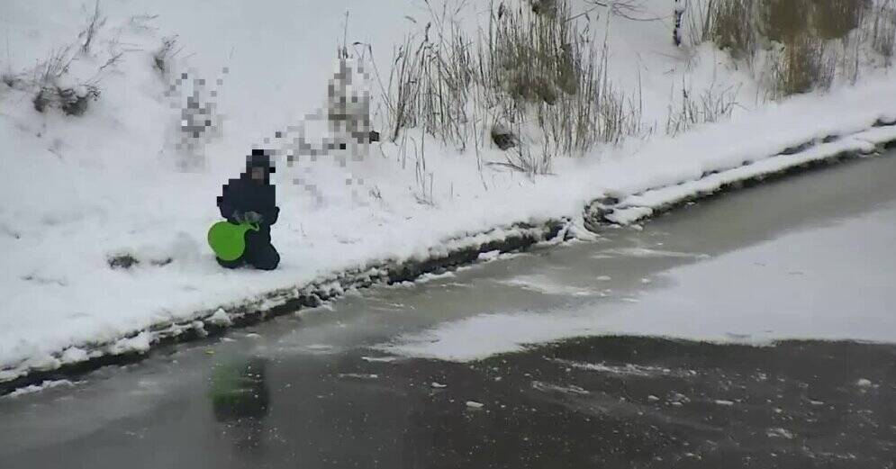 Видео: ребенок проверяет лед на Булльупе; полиция просит быть осторожными