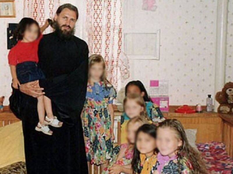 Самому многодетному батюшке России дали 21 год за изнасилование приемных детей