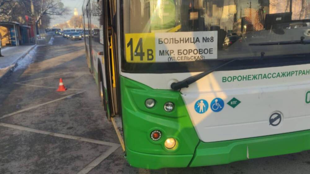 В Воронеже автобус протащил по земле зажатую дверью автобуса пенсионерку