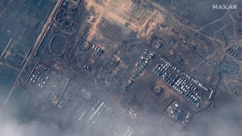 Спутниковые снимки показывают рост российской военной группировки у границ Украины