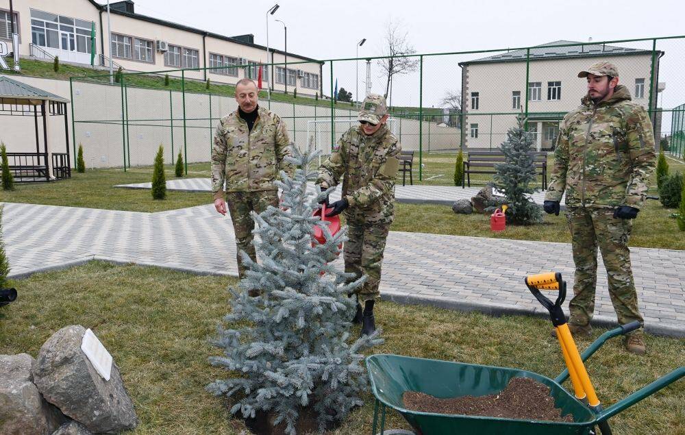 Президент Ильхам Алиев, Первая леди Мехрибан Алиева посадили деревья на территории воинской части в Гадруте (ФОТО)