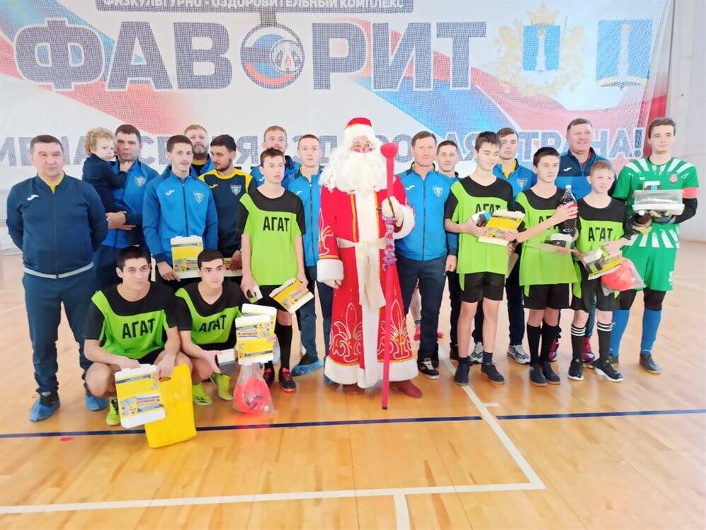 Дед Мороз стал футбольным. Ульяновская «Волга» поучаствовала в благотворительной акции