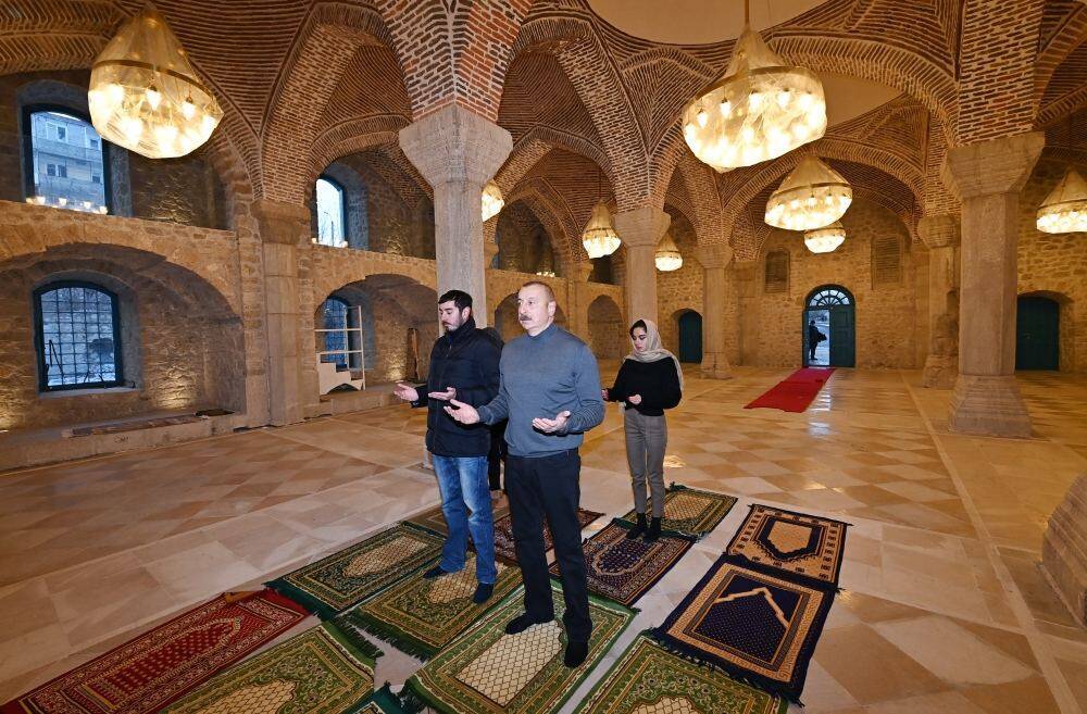 Президент Ильхам Алиев, Первая леди Мехрибан Алиева и члены их семьи совершили молитву в мечети Юхары Говхар Ага в Шуше (ВИДЕО)