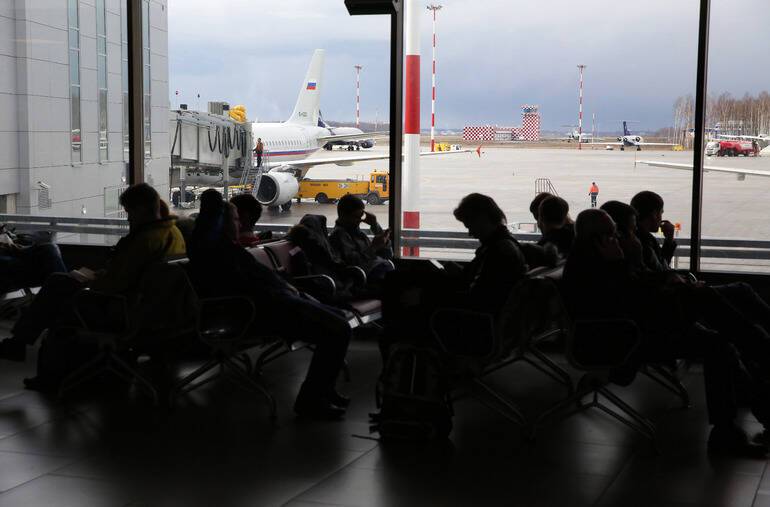 Не менее шести рейсов задержаны в заснеженном Пулково в субботу