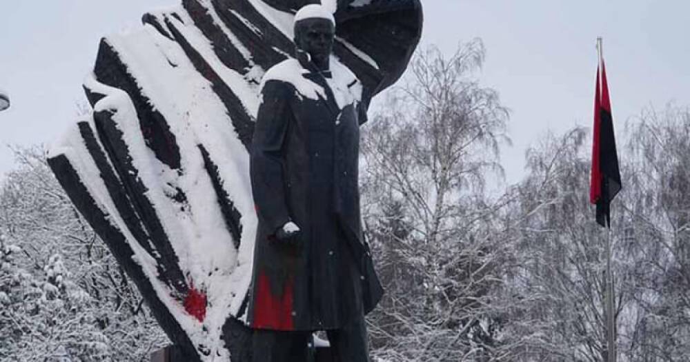 В Тернополе будут круглосуточно охранять памятник Бандере