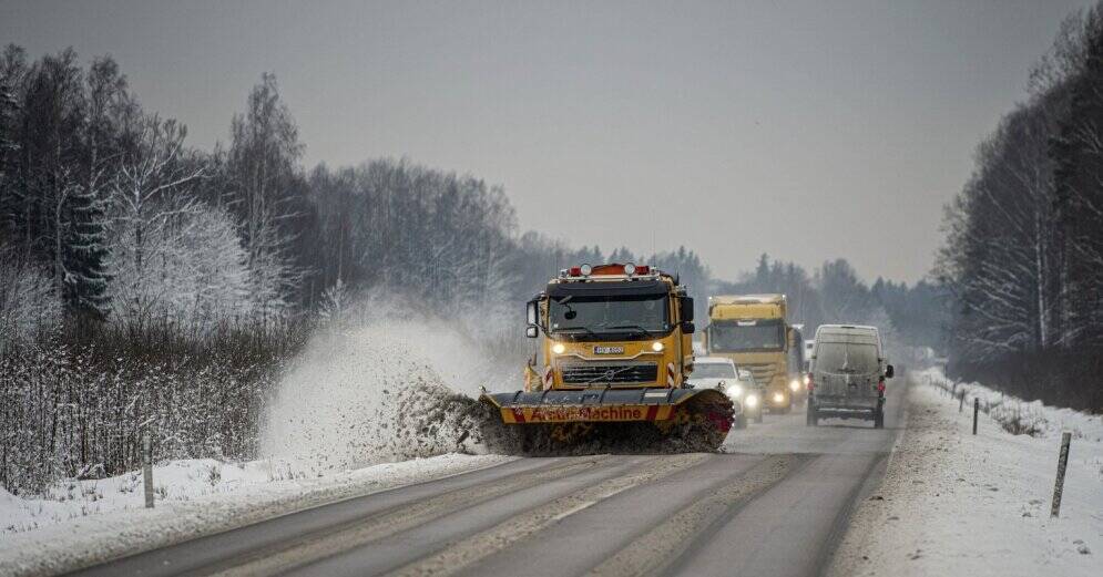 Из-за снега утром передвижение затруднено по всей Латвии