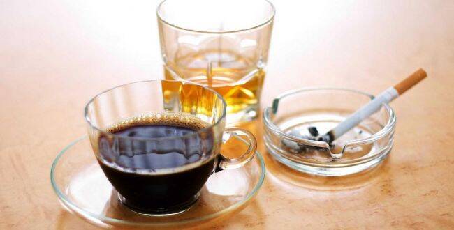 Гематолог предупредил об опасности тромбоза из-за кофе и алкоголя