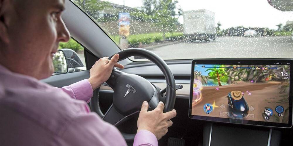 Свыше полумиллиона машин Tesla проверят из-за видеоигр, доступных прямо за рулем