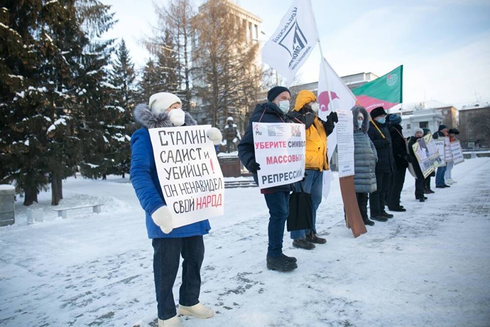 В Екатеринбурге прошел пикет против изображения Сталина на здании в центре города