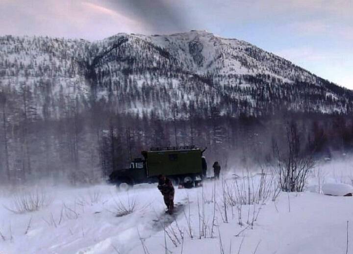 Спасатели нашли замерзающую при – 47 градусах в Якутии колонну грузовиков