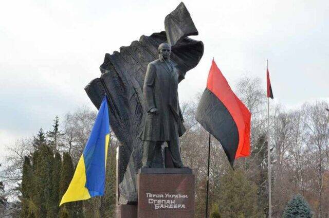Памятник Бандере в Тернополе начали охранять от желающих осквернить монумент «героя»