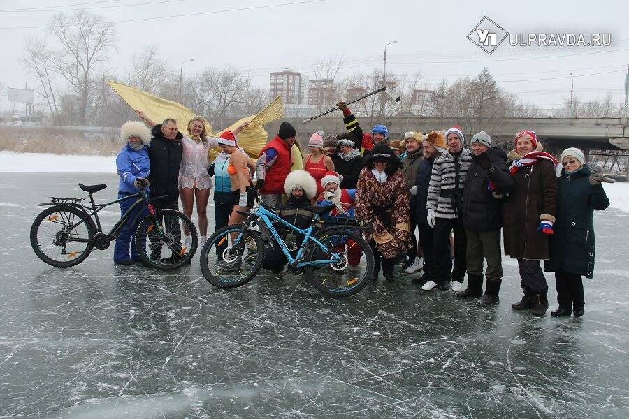 В проруби, на коньках и на велосипедах. В Ульяновске моржи устроили необычный праздник