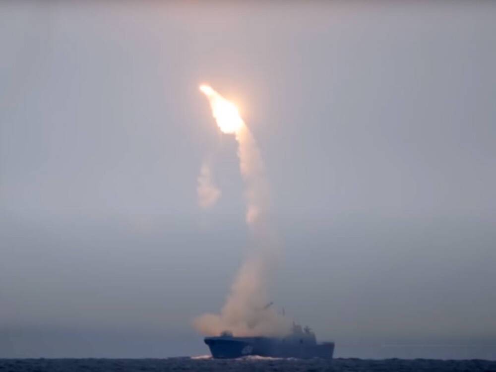 Путин заявил о "безупречном" залповом пуске гиперзвуковой ракеты "Циркон"