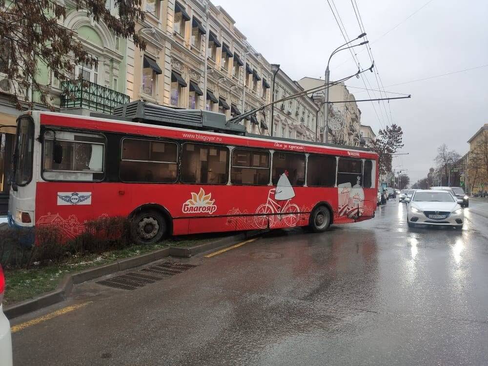 В Ростове 25 декабря троллейбус вылетел на клумбу на Большой Садовой