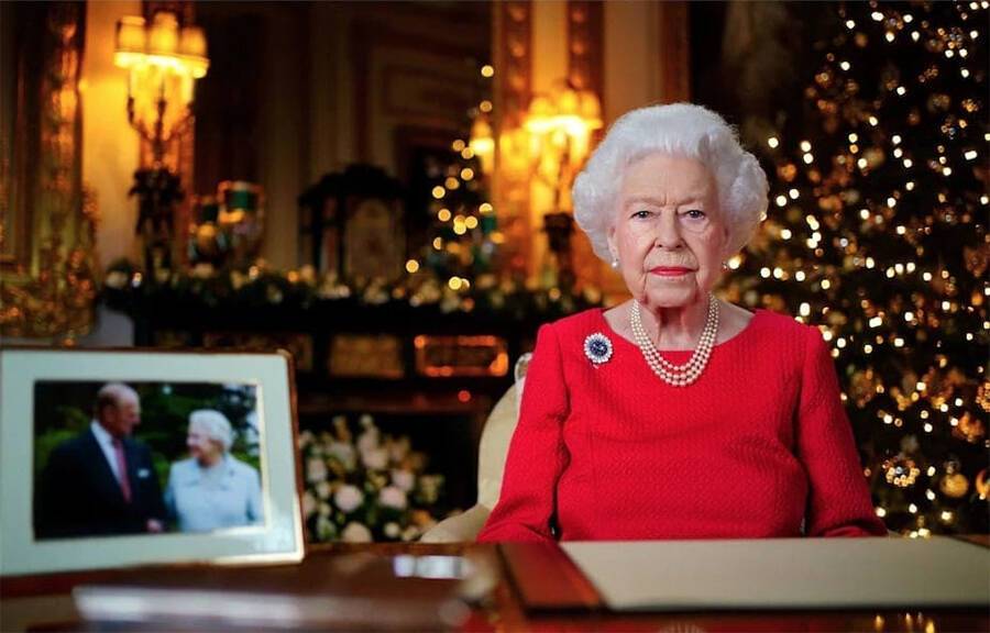 С тоской и надеждой: Елизавета II поздравила подданных с Рождеством