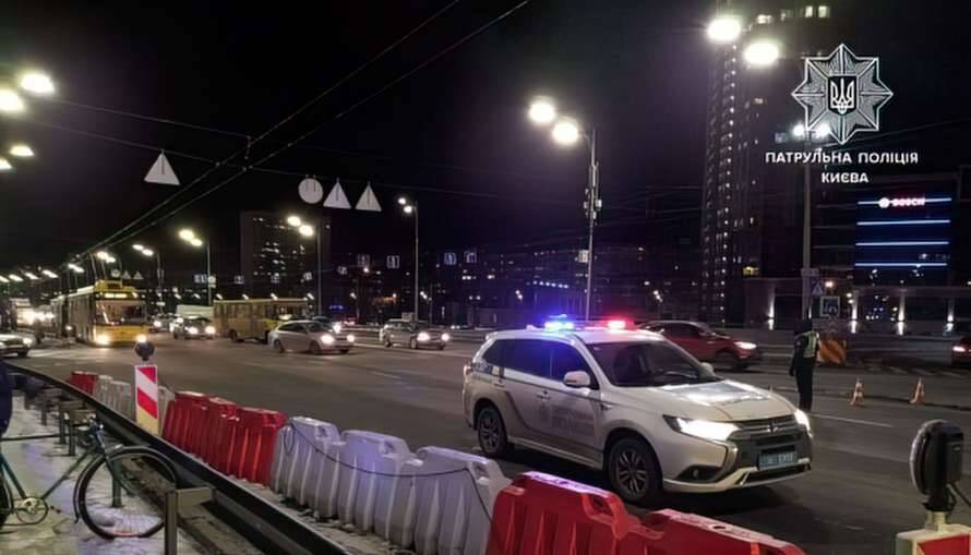 В Киеве перекрывали мост Патона: что произошло
