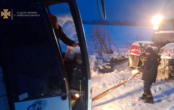 На Львовщине спасатели вытащили из сугробов два пассажирских автобуса