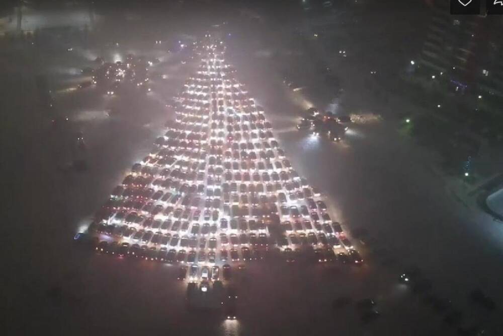 Водители в Красноярске создали елку более чем из 300 машин под Новый год