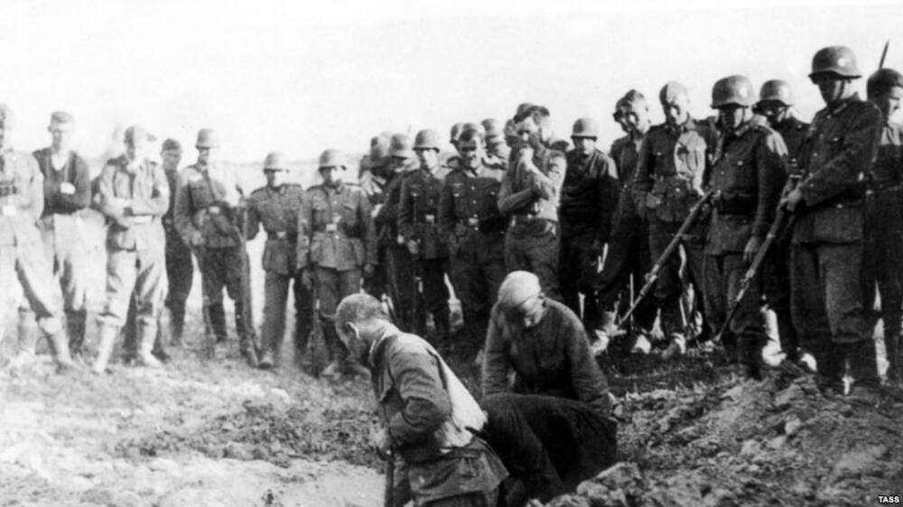«Комиссаров расстреливать на месте!»: какой страшный приказ отменил Гитлер в 1942 году - Русская семерка