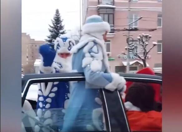 Дед Мороз и Снегурочка проехали по Рязани на кабриолете