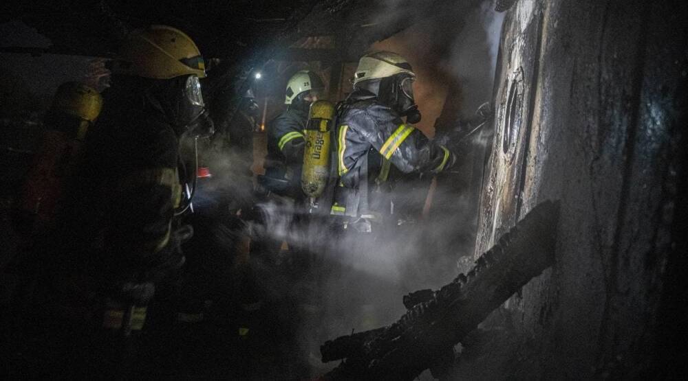 Мощный пожар вспыхнул в Киеве, что известно и жертвах: появились кадры с места ЧП
